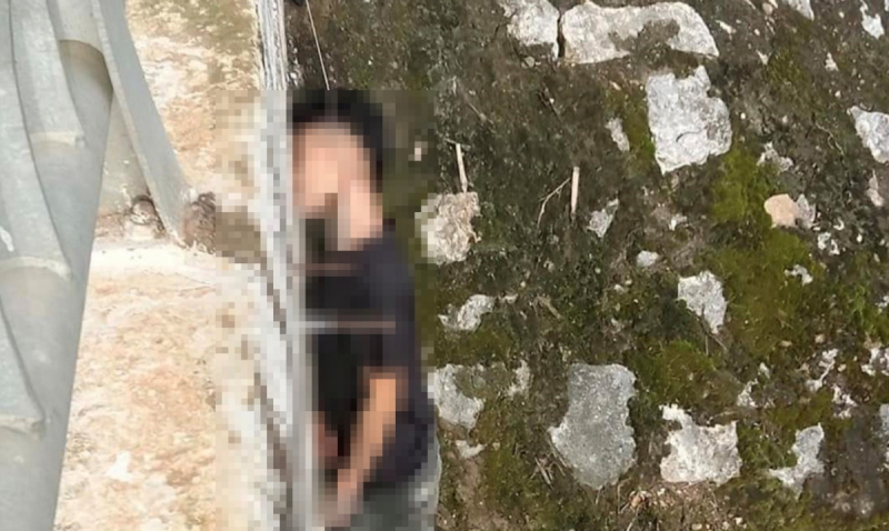 Hoảng hốt phát hiện nam thanh niên tử vong trong tư thế treo cổ ở lan can cầu -0