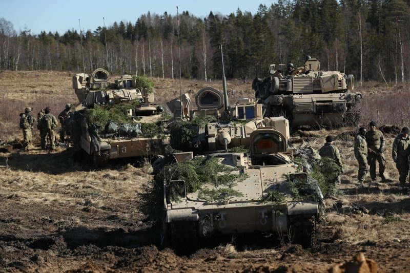Mỹ gửi đạn Patriot cùng 55 xe bọc thép tối tân cho Ukraine -0