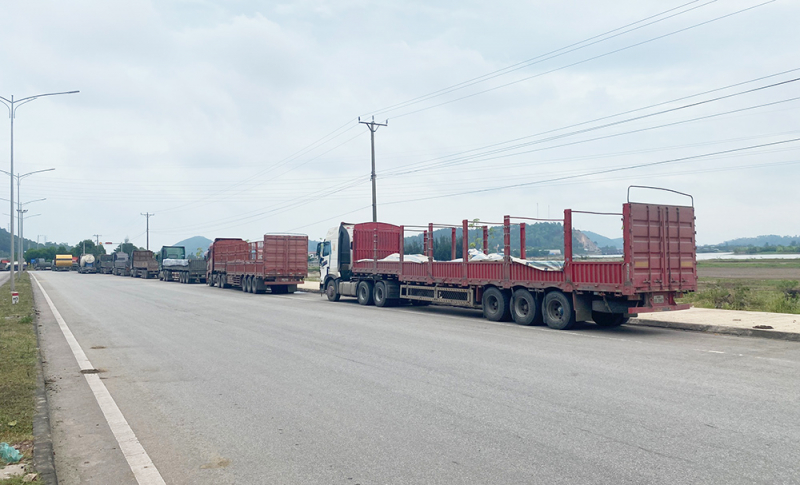 Vì sao người dân ngăn không cho xe ra vào cảng quốc tế Vissai? -0