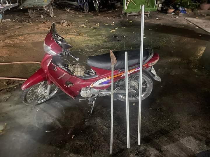 Nhóm thiếu niên dùng hung khí chặn đánh người đi đường để cướp tài sản -0