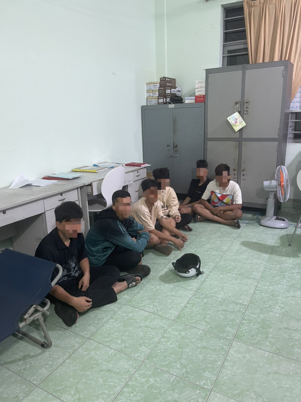 Nhóm thiếu niên dùng hung khí chặn đánh người đi đường để cướp tài sản -0