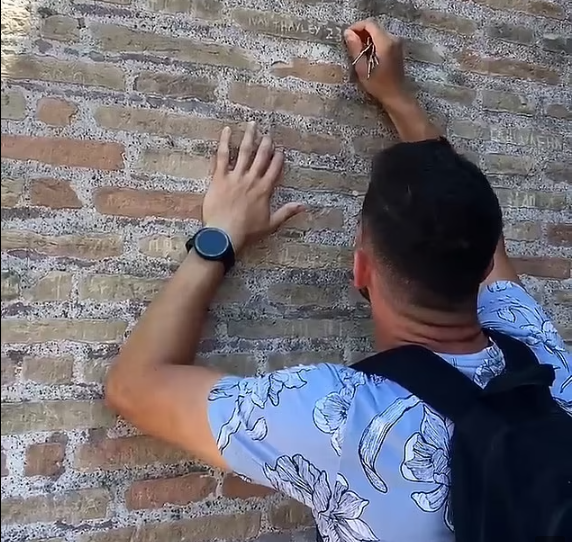 Cảnh sát Italia truy lùng du khách khắc tên mình và người yêu ở Colosseum -0