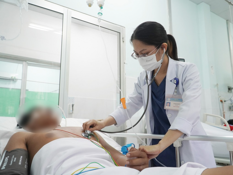 Truyền liên tiếp 10 lọ huyết thanh để cứu sống người đàn ông bị rắn hổ mang chúa cắn -0