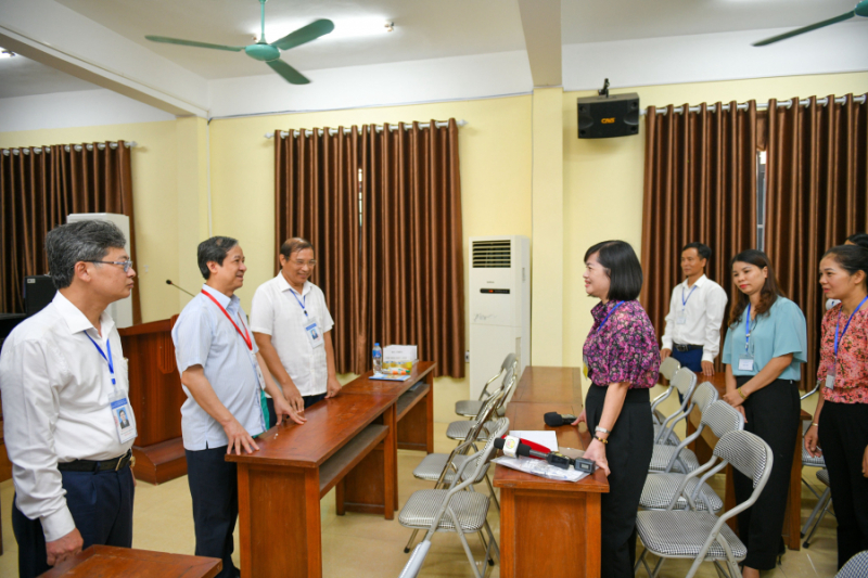 Bộ trưởng Bộ Giáo dục và Đào tạo động viên thí sinh, giáo viên trong buổi thi đầu tiên -0
