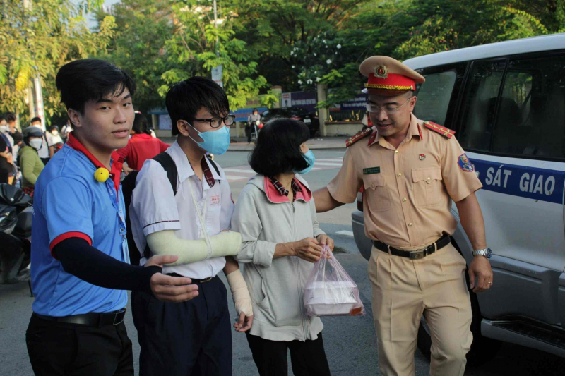 TP Hồ Chí Minh: CSGT hỗ trợ kinh phí và đưa đón thí sinh gãy hai tay đến điểm thi -0