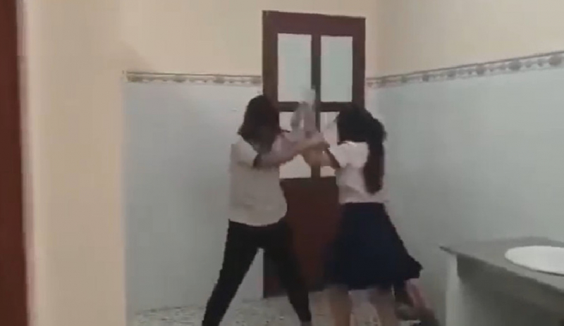 Nữ sinh ở TP Hồ Chí Minh bị bạn đánh trong nhà vệ sinh  -0