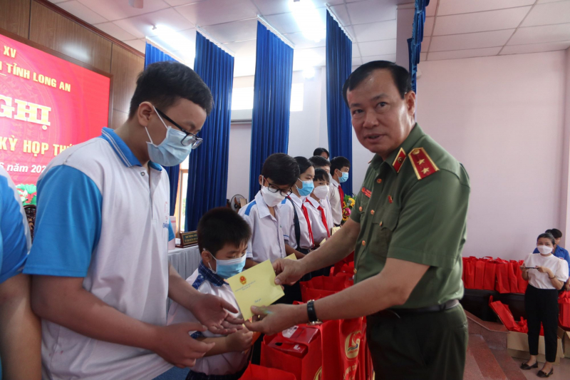 Đồng chí Lê Tấn Tới tặng quà cho học sinh có hoàn cảnh khó khăn tại TP Tân An -0