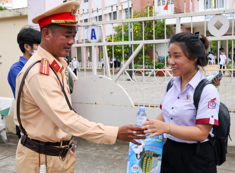 Công an TP Cần Thơ đồng hành cùng thí sinh dự thi THPT năm 2023 -0