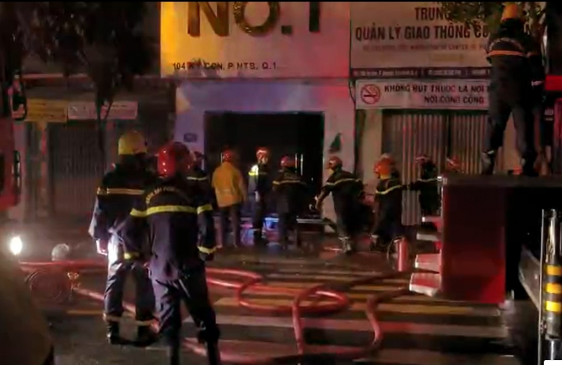 Cháy nhà hàng cao 7 tầng ở trung tâm thành phố -0