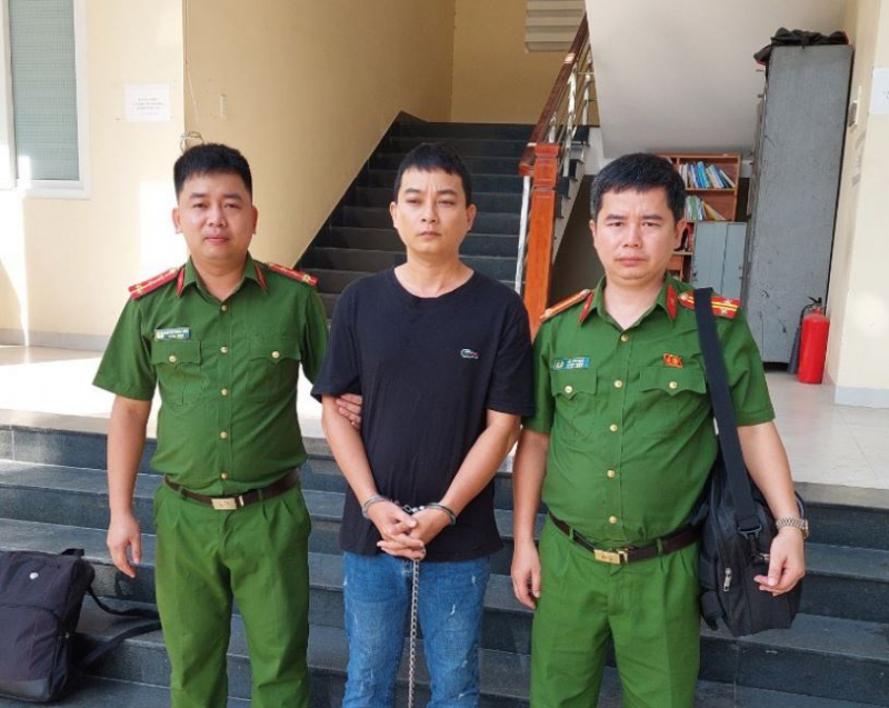 Cán bộ ngân hàng trốn nã, mua CMND giả “xóa án tích” -0