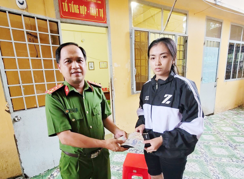 Thí sinh đi thi tốt nghiệp nhặt được của rơi trả lại người mất -0