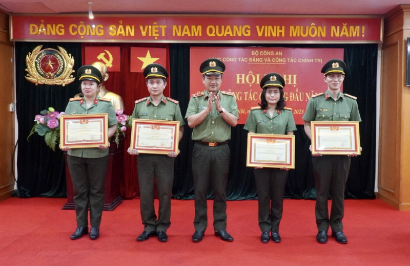 Nâng cao hiệu quả công tác chính trị, công tác quần chúng trong CAND -1