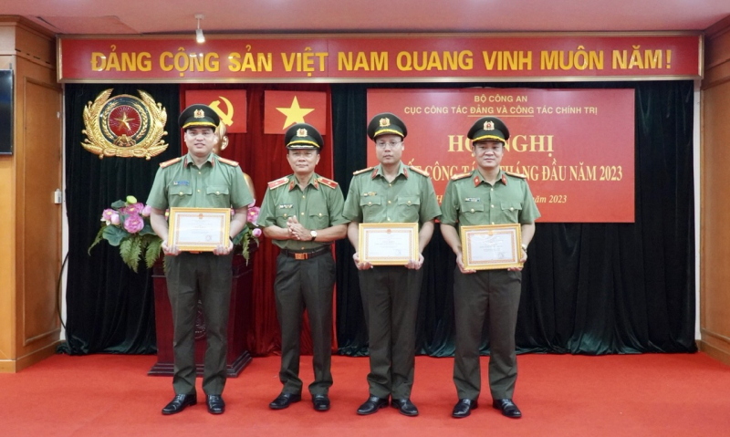 Nâng cao hiệu quả công tác chính trị, công tác quần chúng trong CAND -0