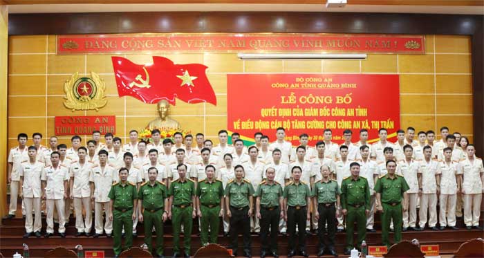 Công bố quyết định điều động cán bộ tăng cường cho Công an xã, thị trấn năm 2023 -1