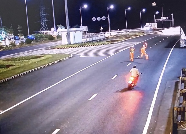 Đối tượng điều khiển xe mô tô trộm cắp, bất chấp quy định chạy vào hầm Hải Vân -0