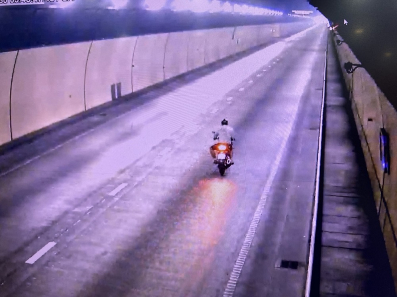 Đối tượng điều khiển xe mô tô trộm cắp, bất chấp quy định chạy vào hầm Hải Vân -0