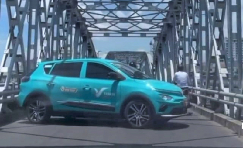 Tài xế taxi bất chấp biển cấm, quay đầu xe trên cầu Trường Tiền vào giờ cao điểm -0