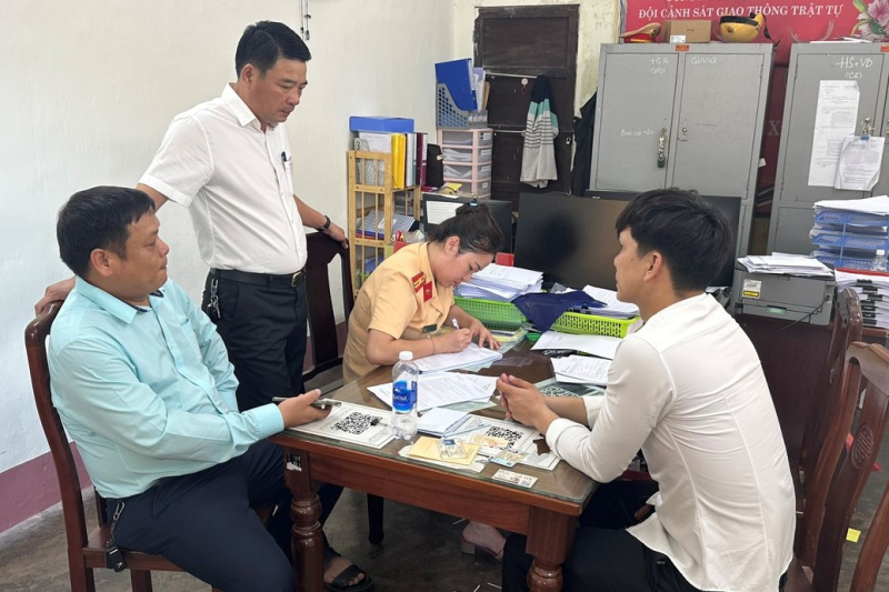 Tài xế taxi bất chấp biển cấm, quay đầu xe trên cầu Trường Tiền vào giờ cao điểm -0