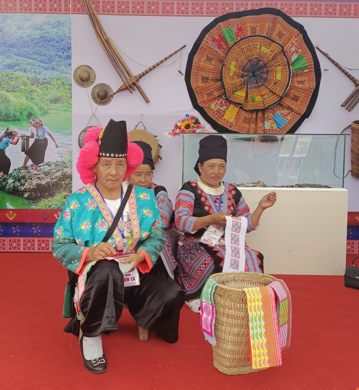 “Sắc màu thổ cẩm” tại Làng Văn hóa – Du lịch các dân tộc Việt Nam -0