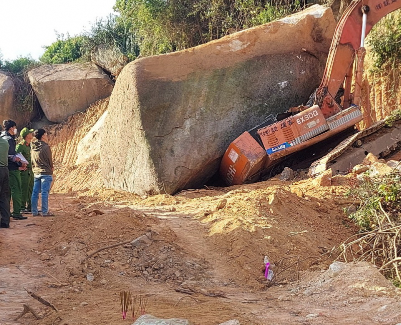   Đá sập, đè xe bẹp chuyên dụng đào múc khiến tài xế tử vong  -0