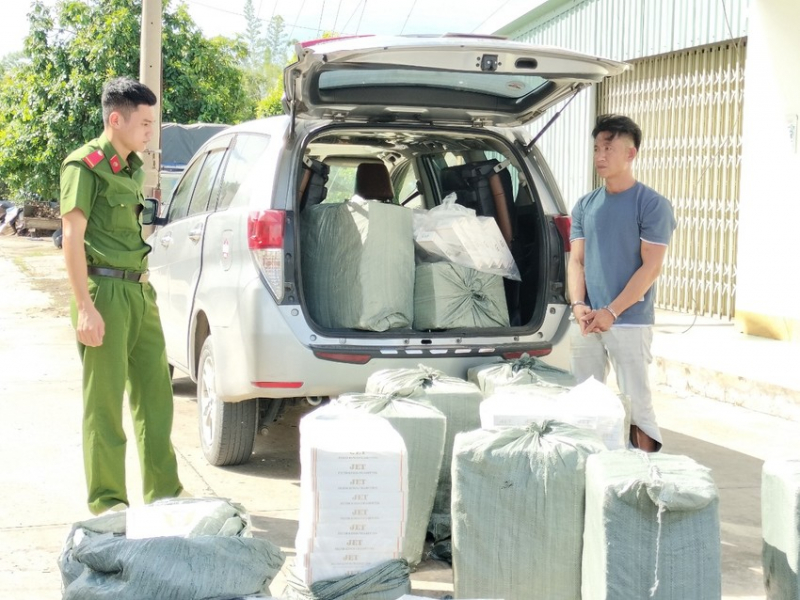 Nhấn ga ôm 9.000 gói thuốc lá lậu bỏ chạy  nhưng không thoát -0