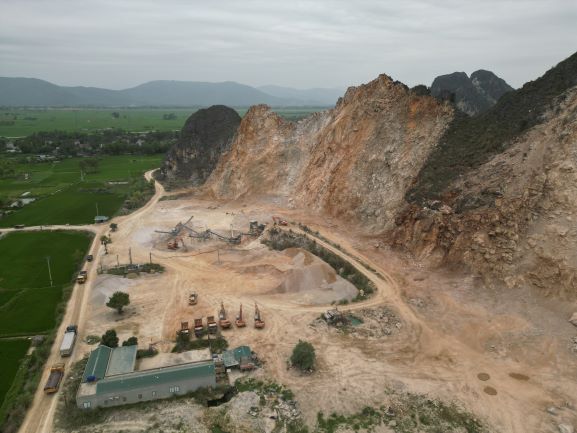 Khai thác khoáng sản trái phép, 2 công ty bị xử phạt 290 triệu đồng -0