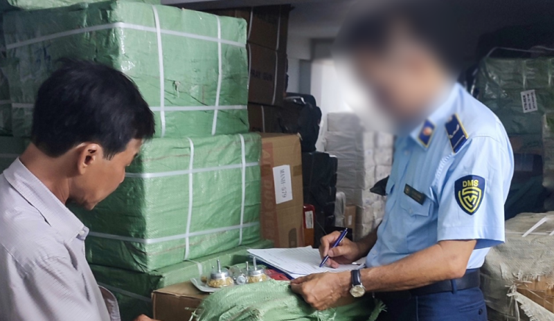 Kiểm tra nhiều điểm kinh doanh, thu giữ số lượng lớn hàng vi phạm hơn 970 triệu đồng -0