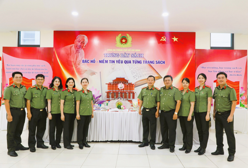 Trưng bày, xếp sách nghệ thuật với chủ đề “Bác Hồ - Niềm tin yêu qua từng trang sách” -0