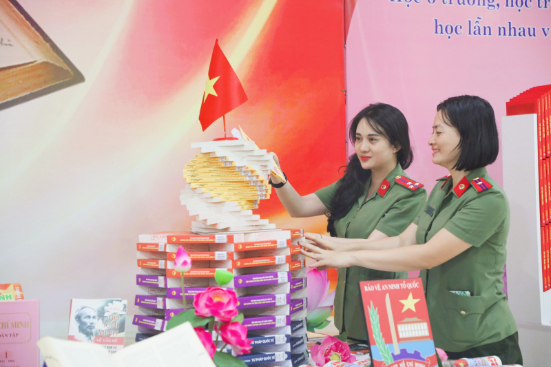 Trưng bày, xếp sách nghệ thuật với chủ đề “Bác Hồ - Niềm tin yêu qua từng trang sách” -1