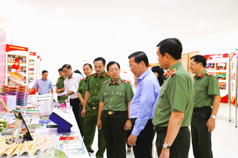 Trưng bày, xếp sách nghệ thuật với chủ đề “Bác Hồ - Niềm tin yêu qua từng trang sách” -0