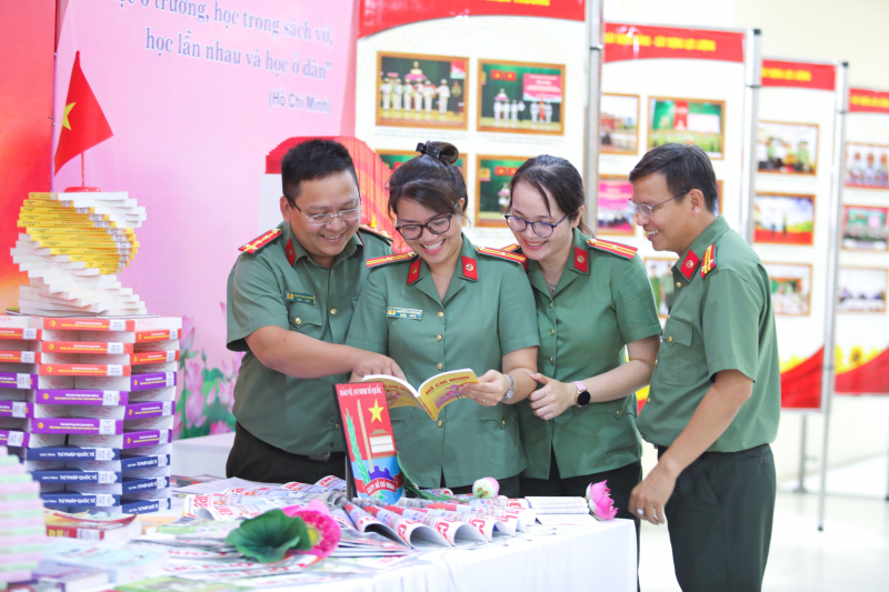 Trưng bày, xếp sách nghệ thuật với chủ đề “Bác Hồ - Niềm tin yêu qua từng trang sách” -2