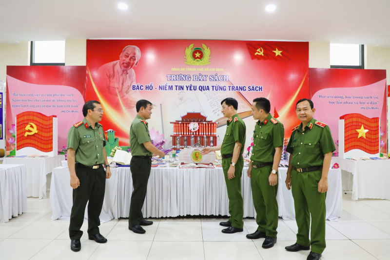 Trưng bày, xếp sách nghệ thuật với chủ đề “Bác Hồ - Niềm tin yêu qua từng trang sách” -0