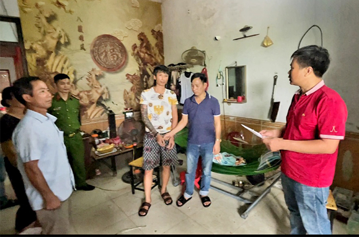 Hàn chặt cửa, lắp camera quanh nhà để bán ma túy -0
