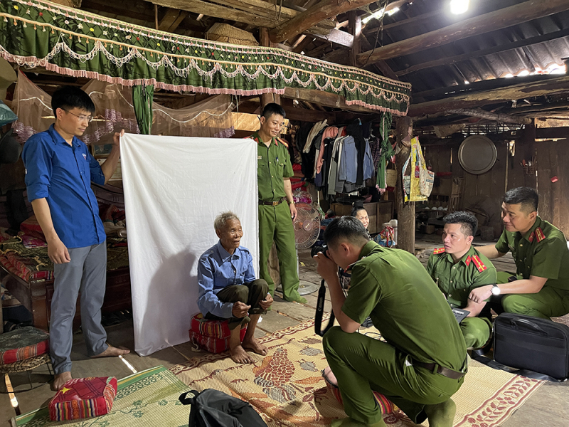 Băng rừng, vượt núi “về đích” trước thời hạn trong chuyển đổi số -0