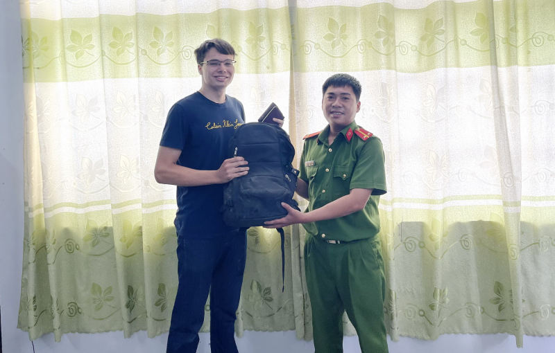  	Một thanh niên người Pháp gửi thư cảm ơn Công an tìm kiếm tài sản bị thất lạc -0