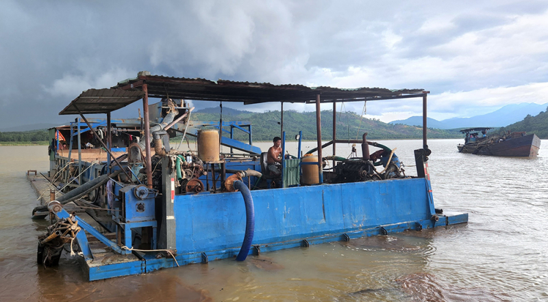 Công an vào cuộc điều tra vụ tàu công suất lớn hút trộm cát vùng giáp ranh -0