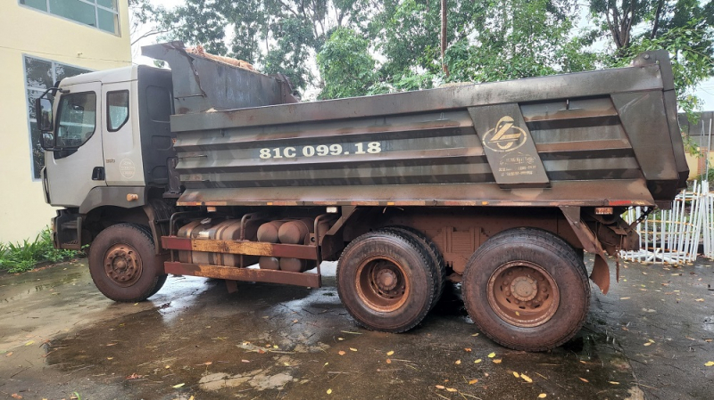 Công an vào cuộc điều tra vụ tàu công suất lớn hút trộm cát vùng giáp ranh -0