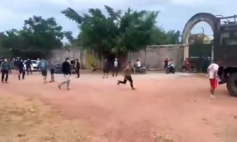 Hàng chục thanh niên dùng hung khí đuổi đánh nhau gây náo loạn đường phố -0