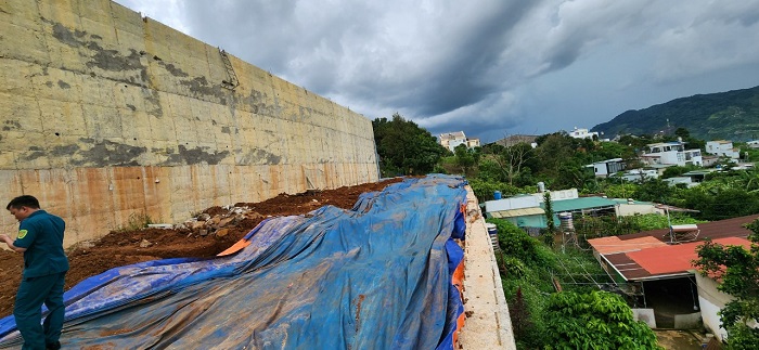 Bờ taluy cao 18m không phép đe dọa an toàn ở TP Bảo Lộc -0