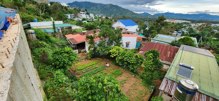 Bờ taluy cao 18m không phép đe dọa an toàn ở TP Bảo Lộc -0