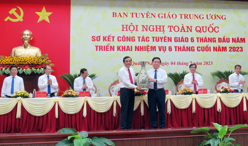 Tăng cường đấu tranh phản bác các quan điểm sai trái, thù địch -0