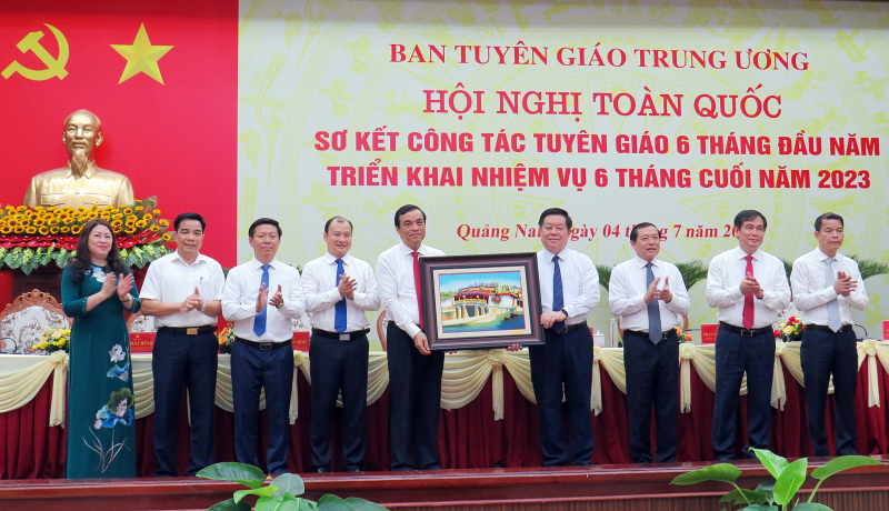 Tăng cường đấu tranh phản bác các quan điểm sai trái, thù địch -0