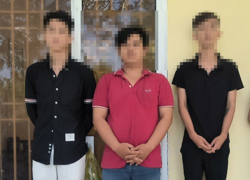 Bắt giữ nhóm đối tượng bán các cô gái trẻ sang Campuchia để phục vụ trong quán karaoke, tiệm massage -0