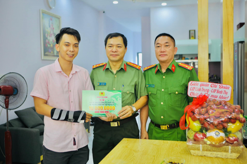 Thăm hỏi, động viên Thượng úy bị thương khi một mình khống chế 2 đối tượng “tín dụng đen”  -0