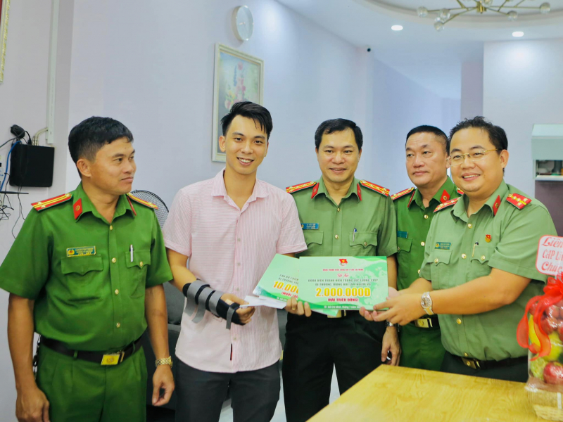 Thăm hỏi, động viên Thượng úy bị thương khi một mình khống chế 2 đối tượng “tín dụng đen”  -0