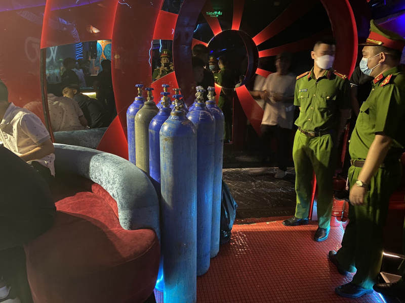 Quán bar bị xử phạt 8 lần liên quan đến “bóng cười” không được kinh doanh đến 2h sáng -0