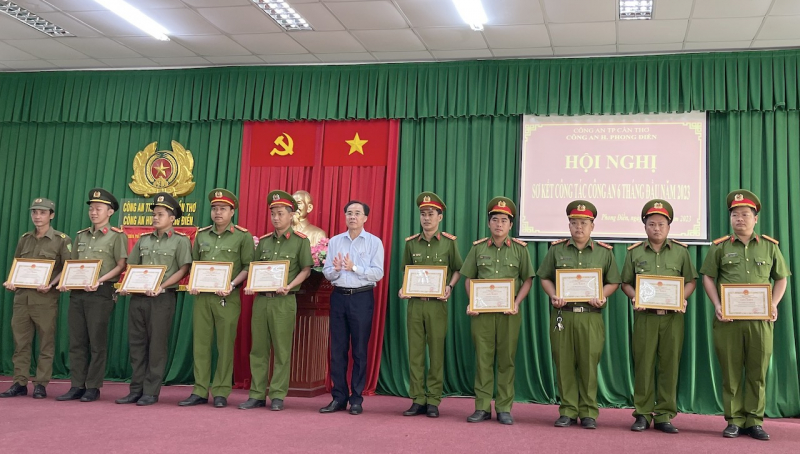 Khen thưởng Công an huyện Phong Điền làm rõ vụ xúc phạm Quốc kỳ -0