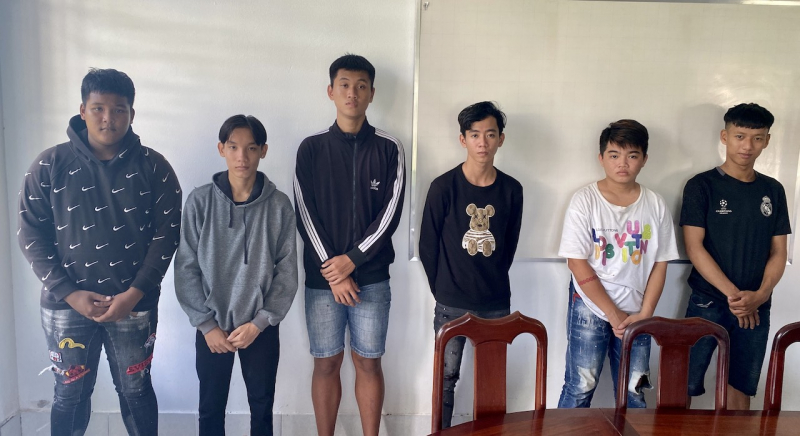 Khen thưởng Công an huyện Phong Điền làm rõ vụ xúc phạm Quốc kỳ -0