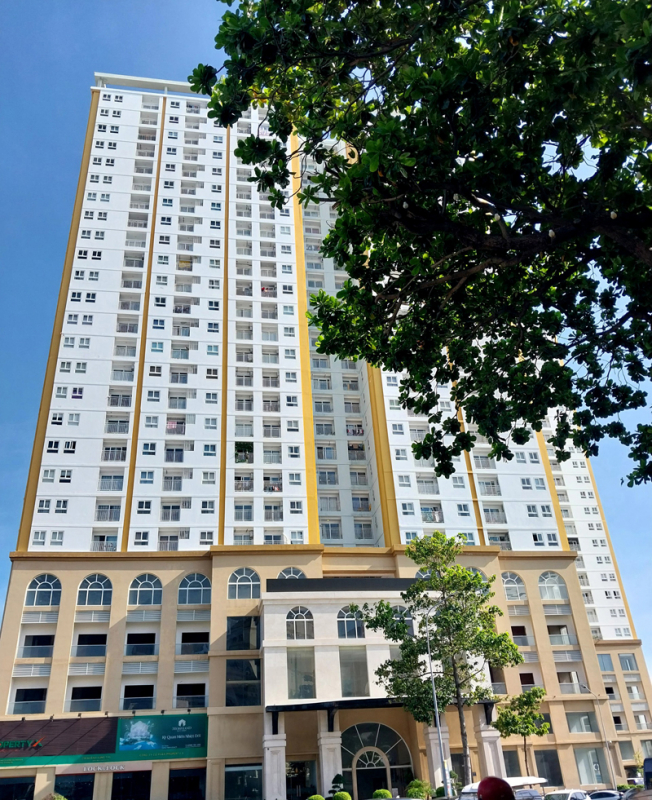 Mang cơm đến chung cư cho con trai, cha ruột bị đâm tử vong -0