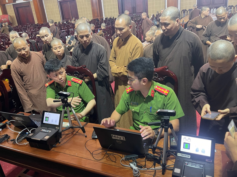 Tăng ni sinh Học viện Phật giáo Hà Nội tham gia kích hoạt tài khoản định danh điện tử VneID -0